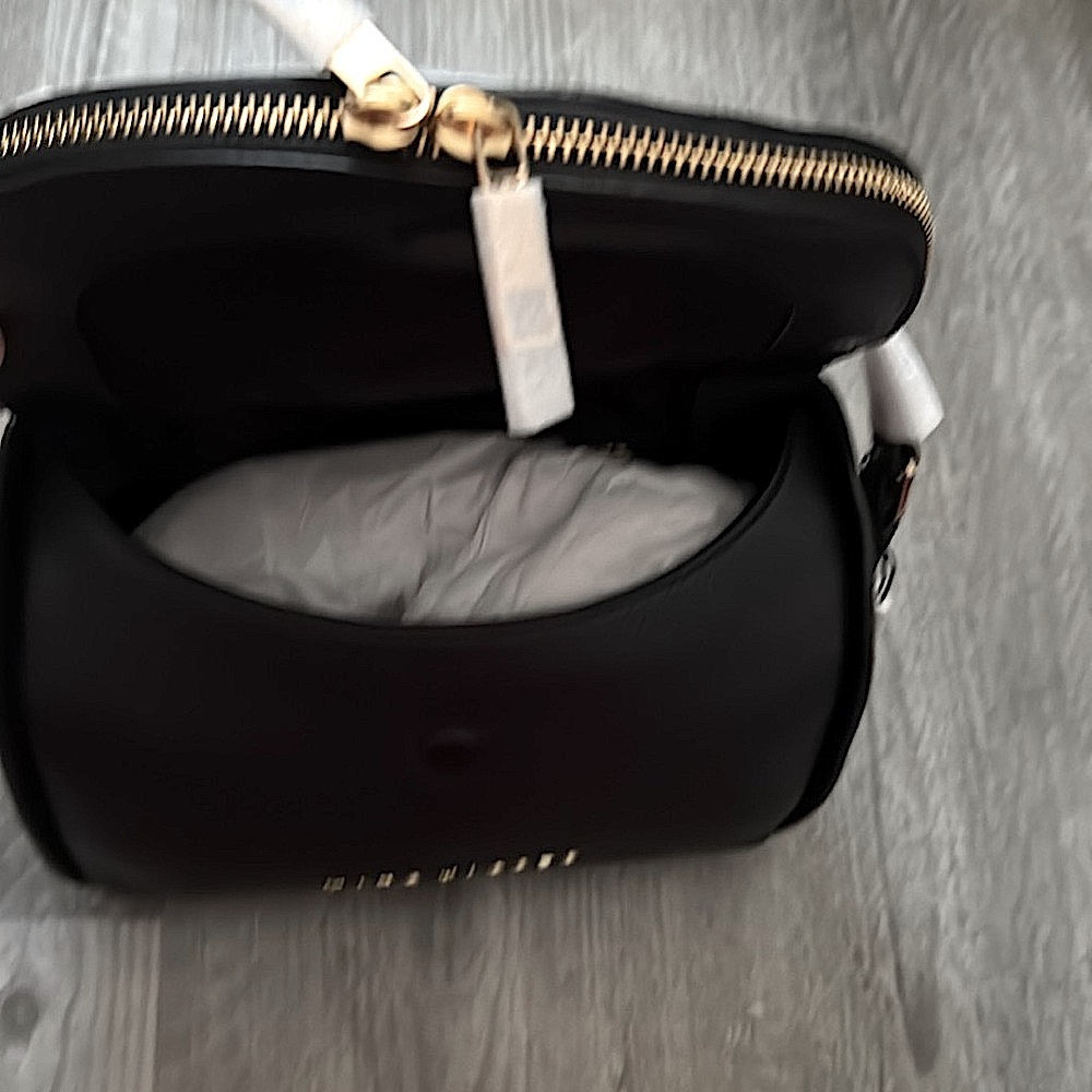 Marc Jacobs*Genuine Leather Crossbody - Black w/Goldtone Hardware 9”x9”x4” NWT! - Picture 10 of 16